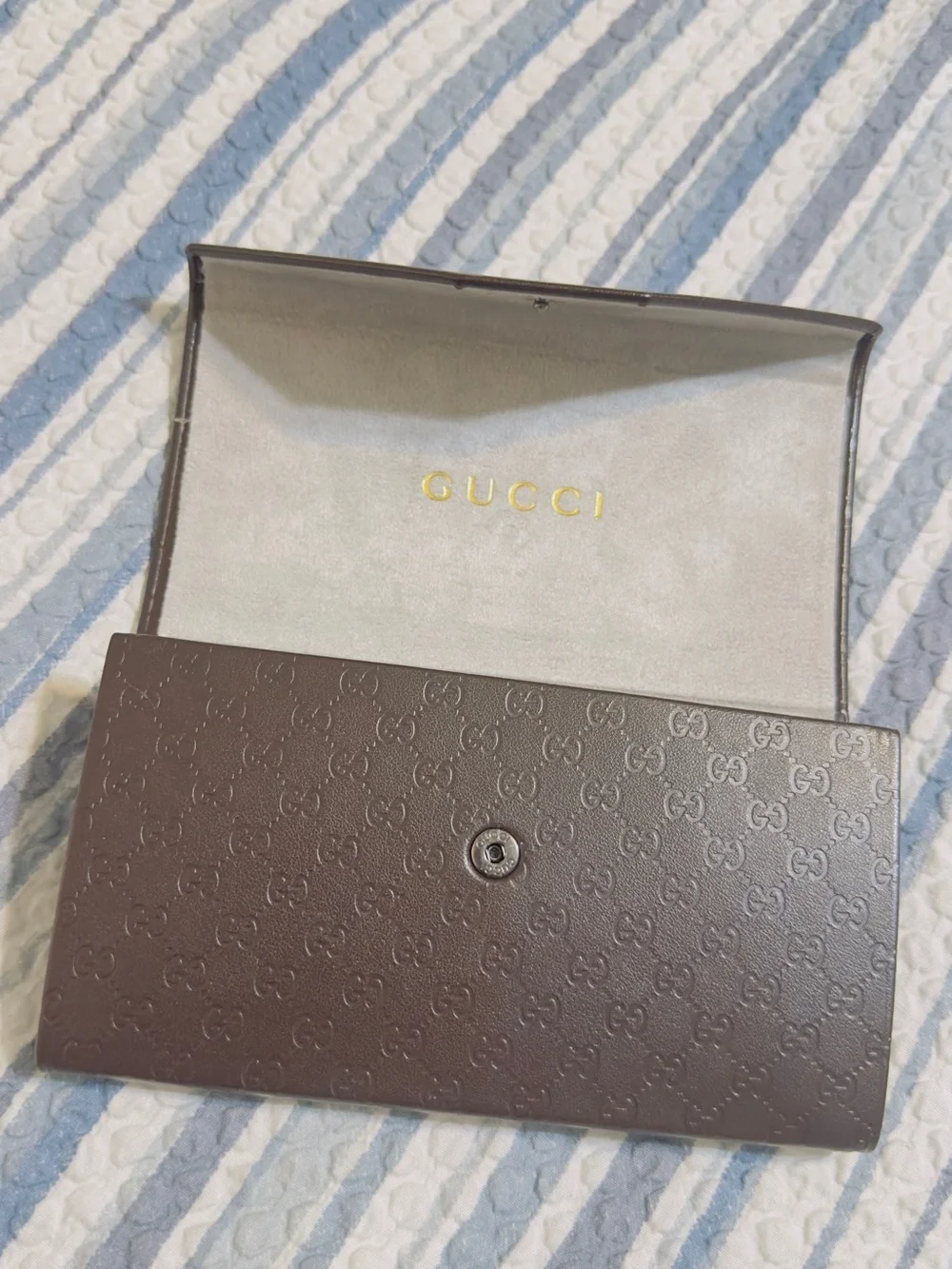 Gucci sunglasses case classic logo